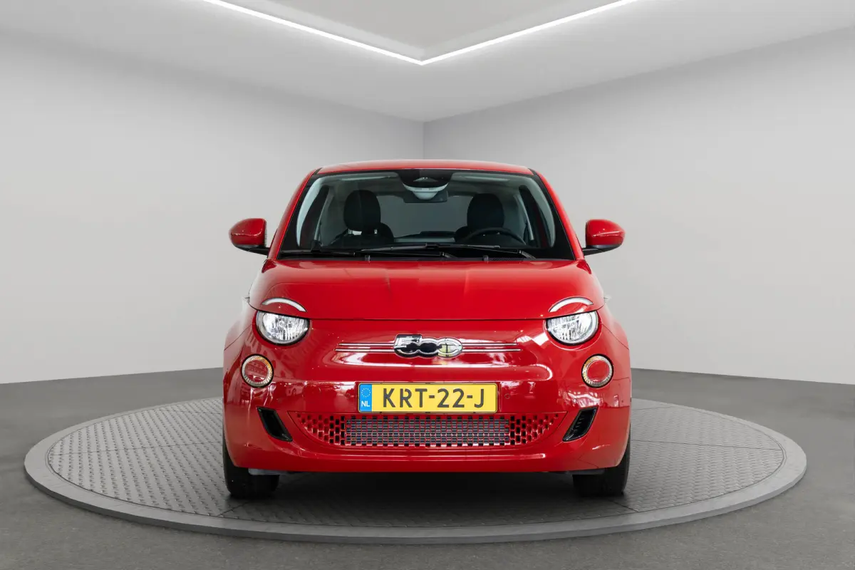 42 kWh | Camera | Parkeersensoren Voor & Achter | Navigatie | Apple Carplay & Android Auto | Keyless |