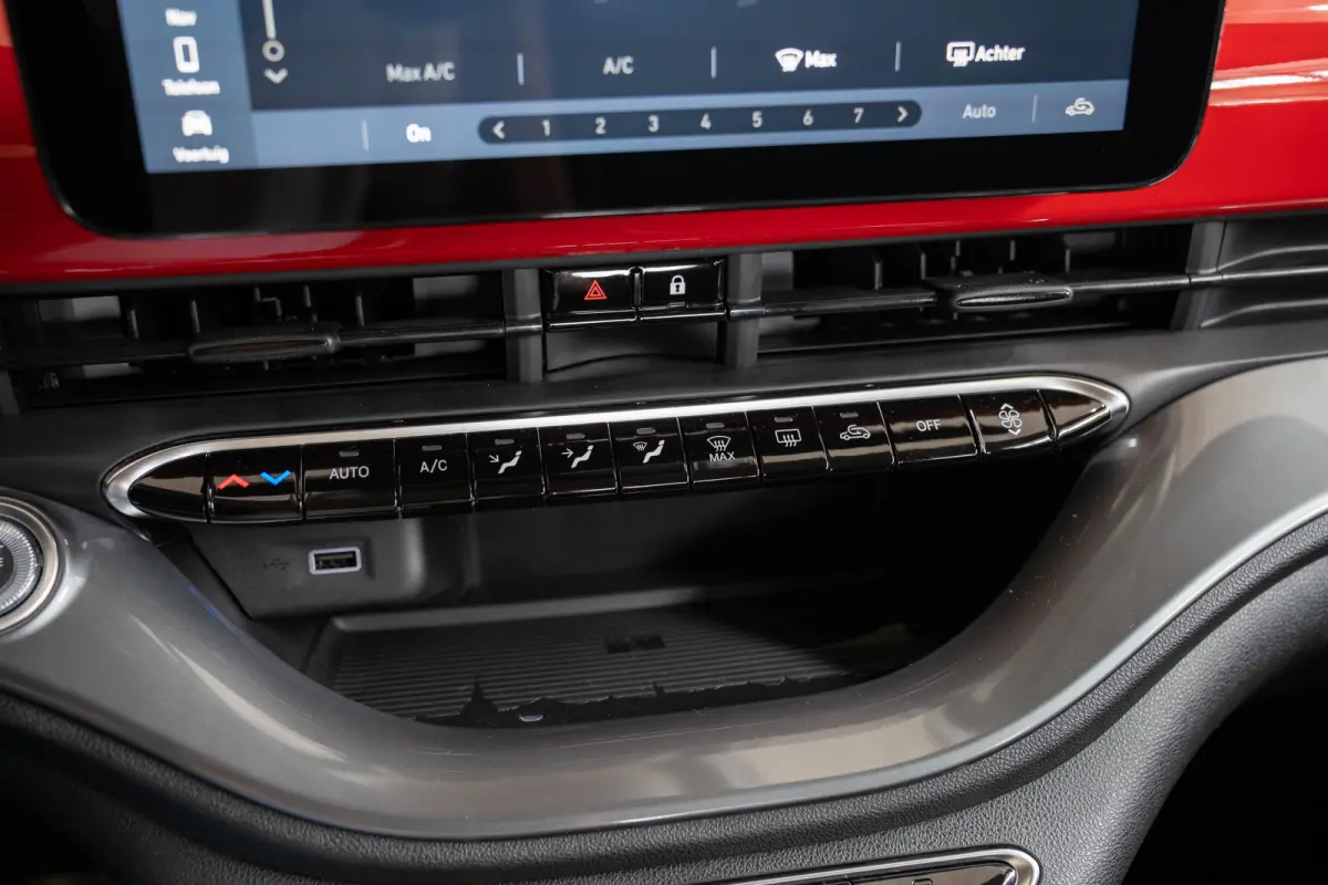 42 kWh | Camera | Parkeersensoren Voor & Achter | Navigatie | Apple Carplay & Android Auto | Keyless |