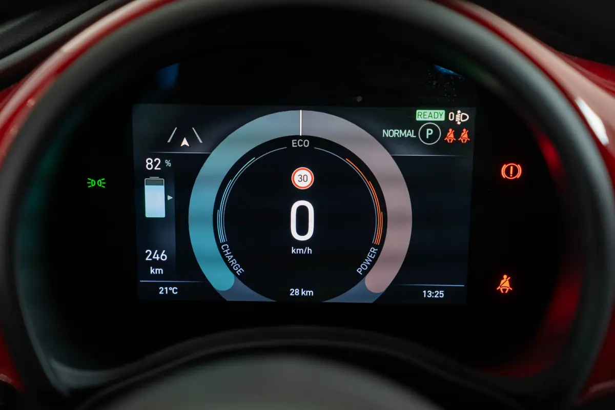 42 kWh | Camera | Parkeersensoren Voor & Achter | Navigatie | Apple Carplay & Android Auto | Keyless |