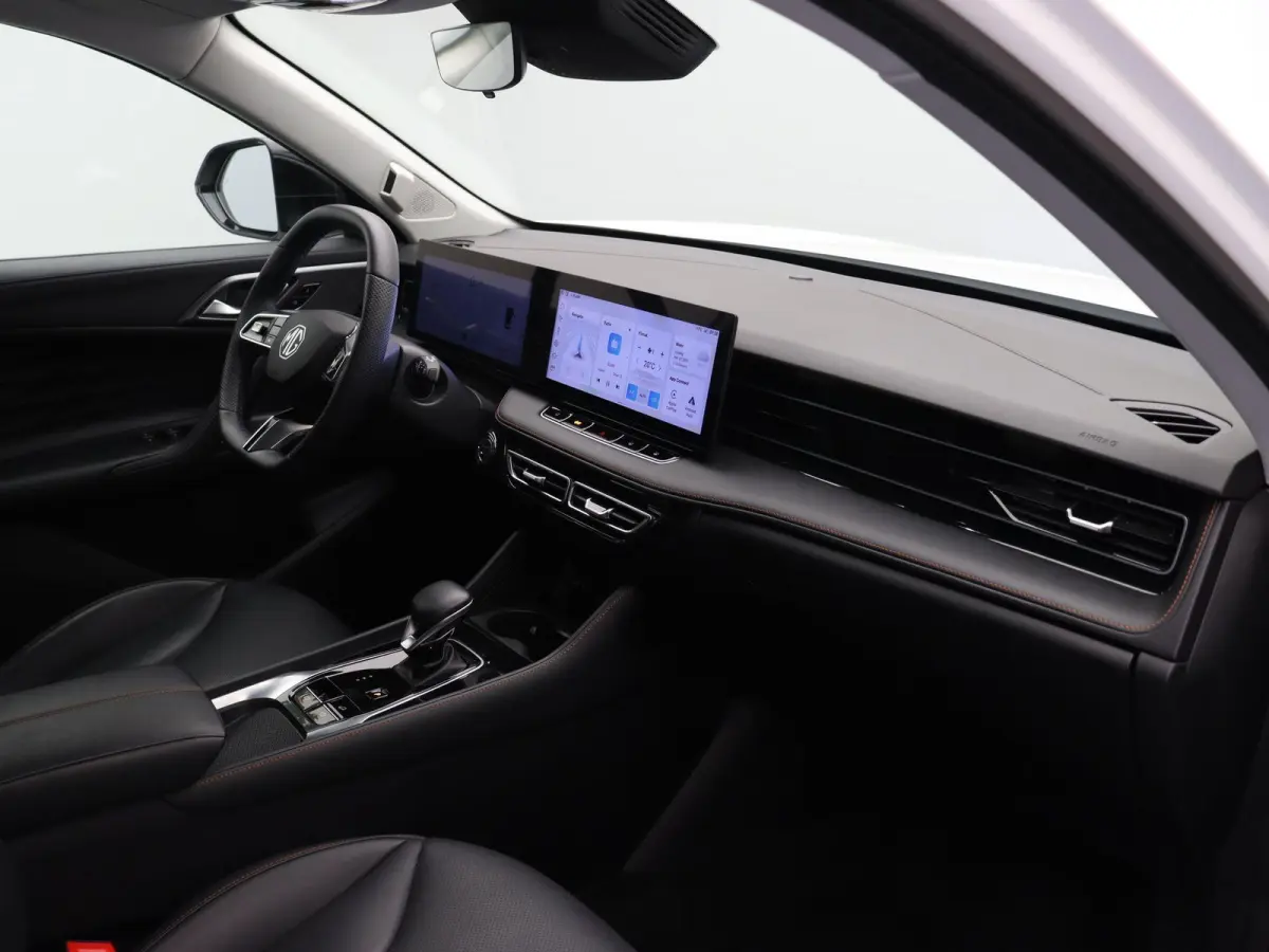 1.5 Luxury | Elektrische Verstelbare Stoelen | Stoelverwarming | Apple Carplay & Android Auto |