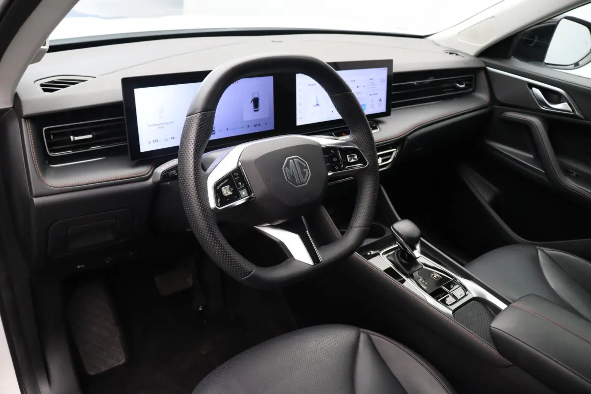 1.5 Luxury | Elektrische Verstelbare Stoelen | Stoelverwarming | Apple Carplay & Android Auto |