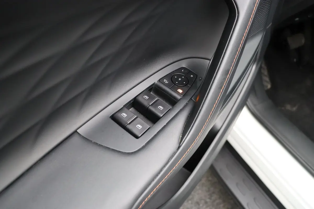 1.5 Luxury | Elektrische Verstelbare Stoelen | Stoelverwarming | Apple Carplay & Android Auto |