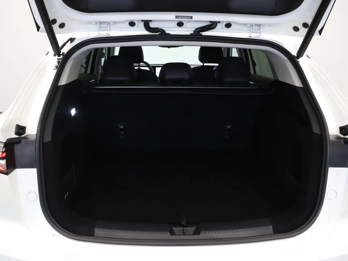 1.5 Luxury | Elektrische Verstelbare Stoelen | Stoelverwarming | Apple Carplay & Android Auto |