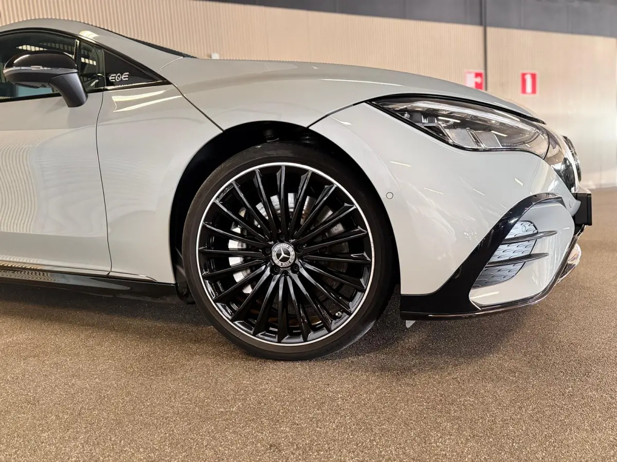 300 89 kWh AMG STYLING-NIGHT-PANORAMA-SOH 97%-MULTISPAAK VELGEN-AIRMATIC-COMPLEET