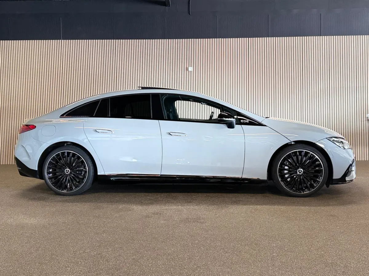 300 89 kWh AMG STYLING-NIGHT-PANORAMA-SOH 97%-MULTISPAAK VELGEN-AIRMATIC-COMPLEET