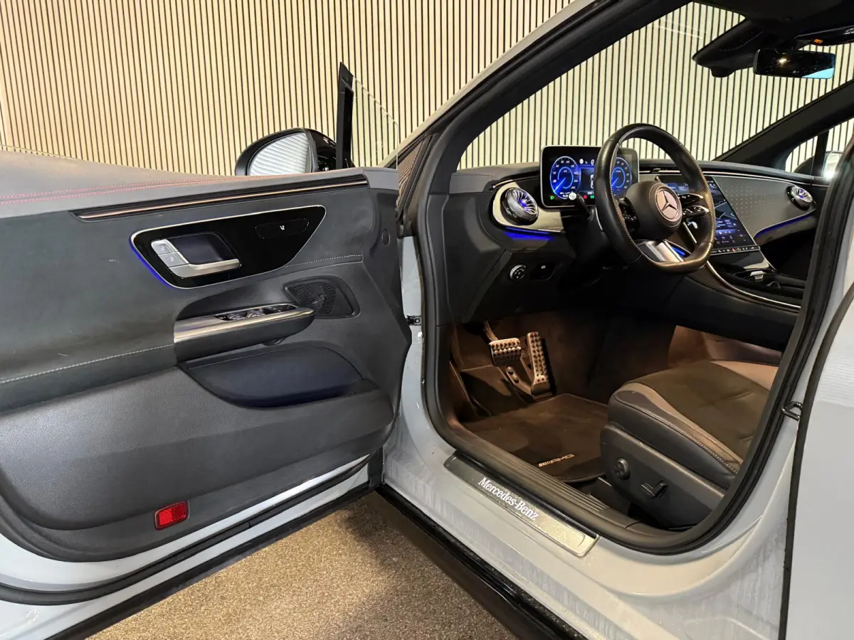 300 89 kWh AMG STYLING-NIGHT-PANORAMA-SOH 97%-MULTISPAAK VELGEN-AIRMATIC-COMPLEET