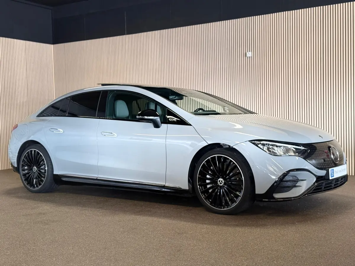 300 89 kWh AMG STYLING-NIGHT-PANORAMA-SOH 97%-MULTISPAAK VELGEN-AIRMATIC-COMPLEET