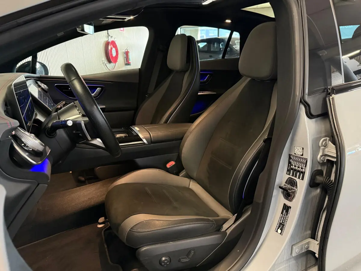 300 89 kWh AMG STYLING-NIGHT-PANORAMA-SOH 97%-MULTISPAAK VELGEN-AIRMATIC-COMPLEET