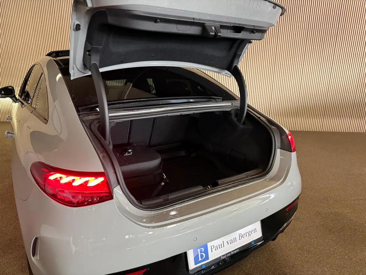 300 89 kWh AMG STYLING-NIGHT-PANORAMA-SOH 97%-MULTISPAAK VELGEN-AIRMATIC-COMPLEET