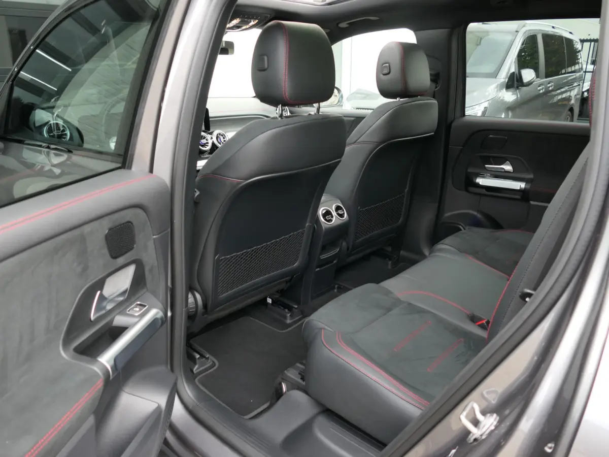 300 4MATIC AMG Line 7p. 67 kWh | Panoramadak | Full LED | Sfeerverlichting | Elektrische achterklep | Achteruitrijcamera | Dodehoek detectie | ACC | Dealer onderhouden | 1e eigenaar