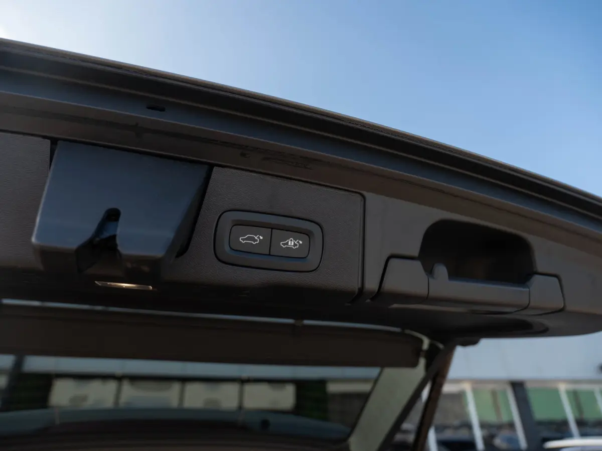 2.0 T6 Plug-in hybrid AWD Plus Black Edition | Pano | Surround View | Trekhaak | BTW