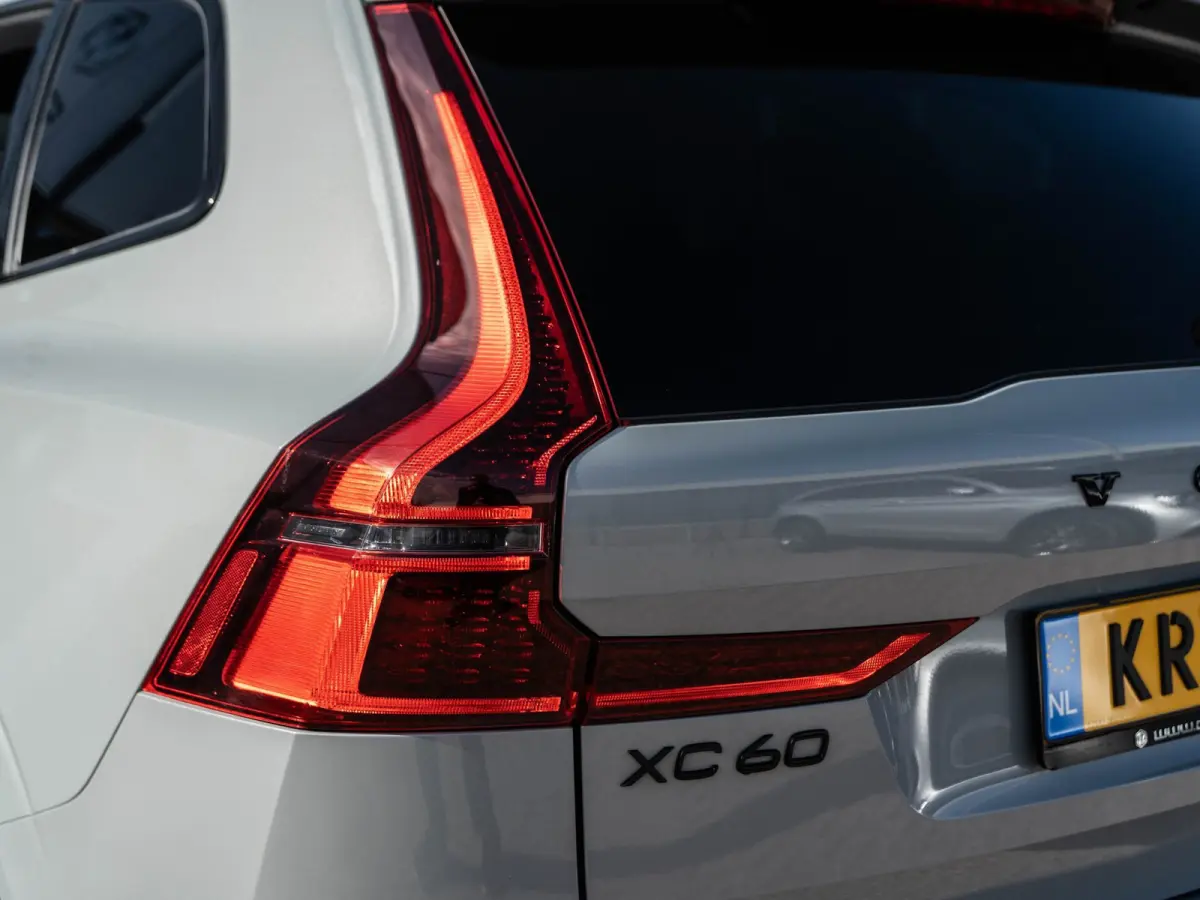 2.0 T6 Plug-in hybrid AWD Plus Black Edition | Pano | Surround View | Trekhaak | BTW
