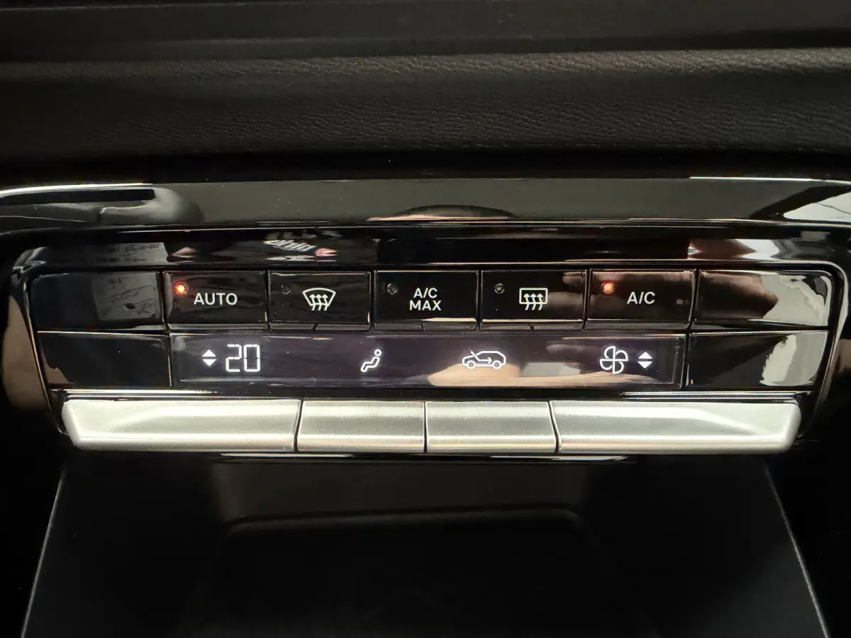 Max 113pk 44 kWh (Trekhaak - Camera - Automatische Airco - Navigatie - Apple Carplay - LED)
