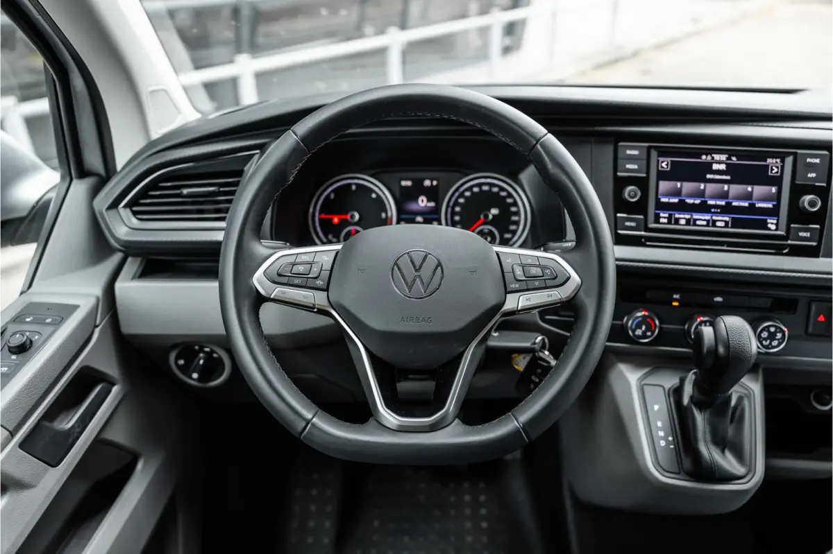 T6.1 2.0 TDI 150 PK L2H1 DSG | L+R Schuifdeur | ACC | CarPlay | Trekhaak | MF Stuur | 3-Zitter | DAB | Nieuwe APK