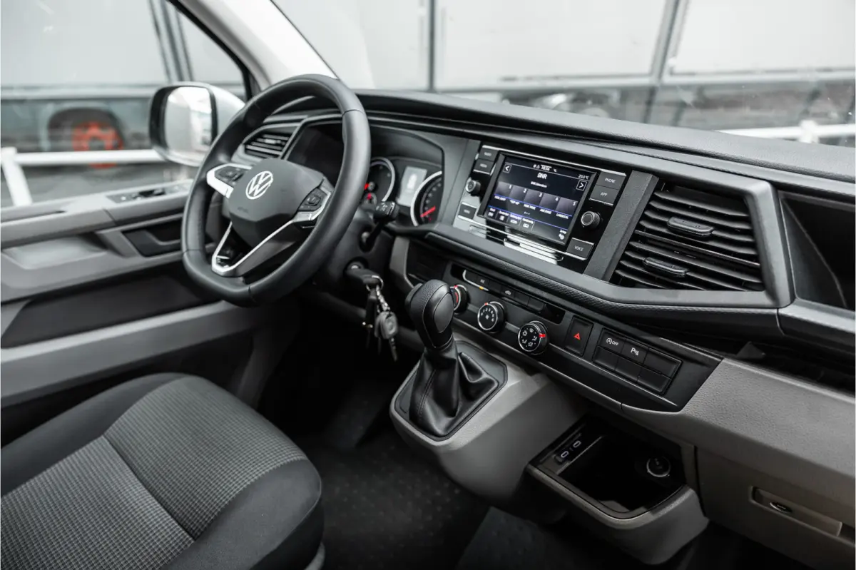 T6.1 2.0 TDI 150 PK L2H1 DSG | L+R Schuifdeur | ACC | CarPlay | Trekhaak | MF Stuur | 3-Zitter | DAB | Nieuwe APK