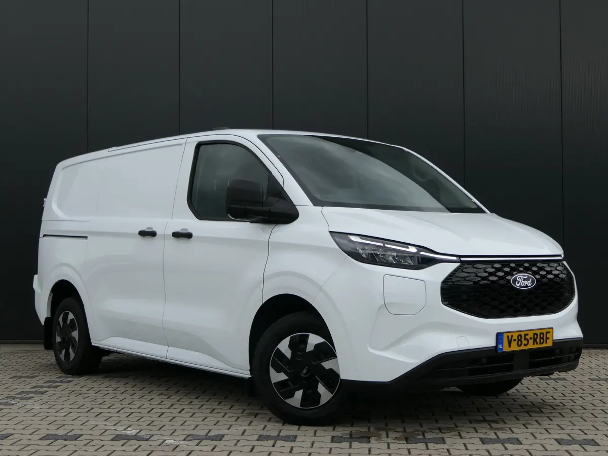320 L1H1 Trend 71 kWh 218pk | Camera | LED | CarPlay/Android Auto | Stoel/Stuurverwarming | Bijrijdersbank | Voorruit Verwarming