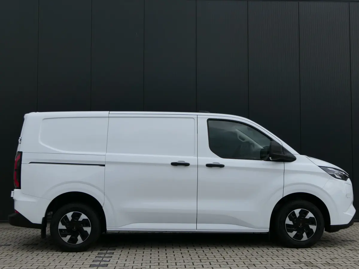 320 L1H1 Trend 71 kWh 218pk | Camera | LED | CarPlay/Android Auto | Stoel/Stuurverwarming | Bijrijdersbank | Voorruit Verwarming