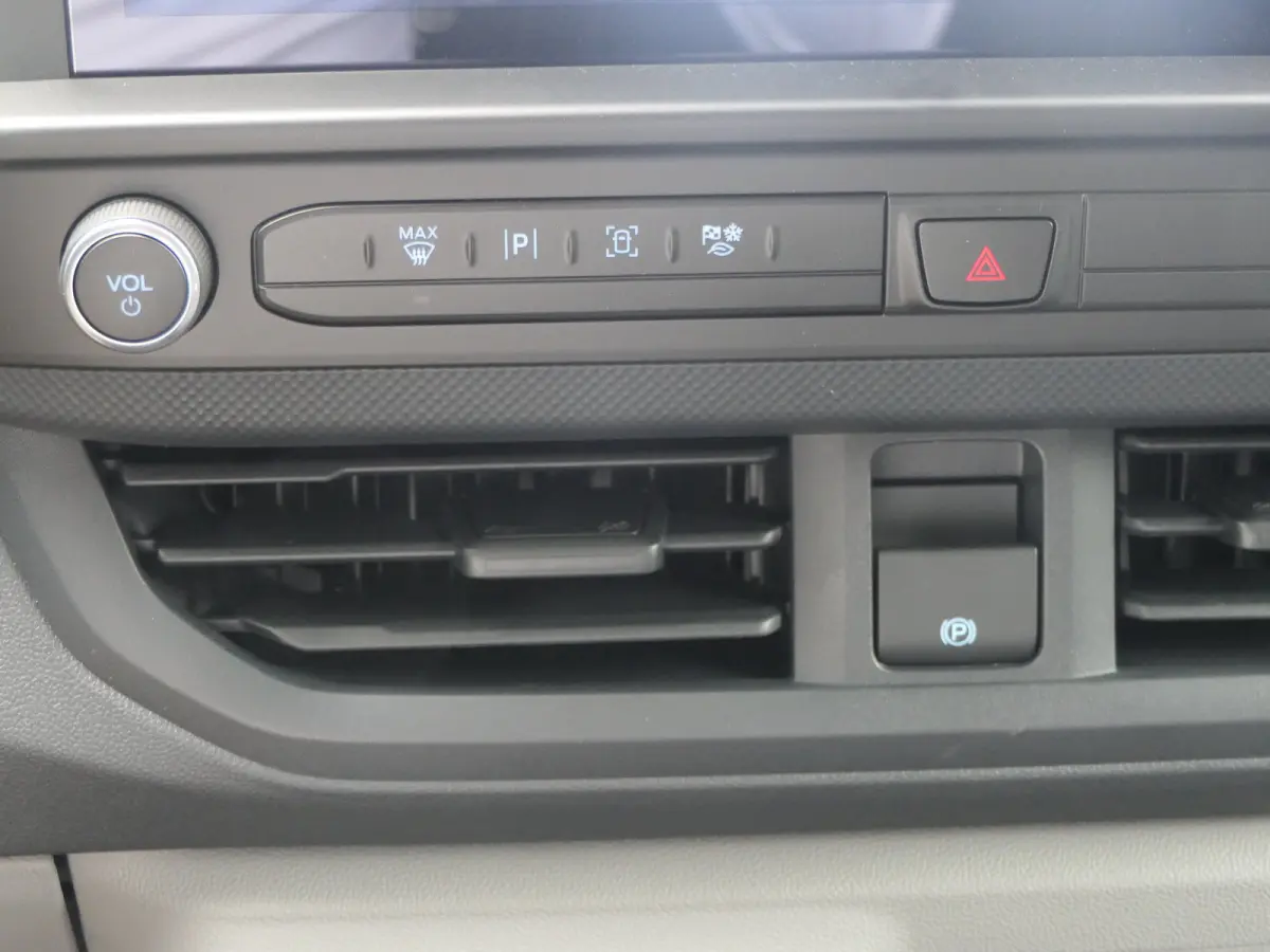 320 L1H1 Trend 71 kWh 218pk | Camera | LED | CarPlay/Android Auto | Stoel/Stuurverwarming | Bijrijdersbank | Voorruit Verwarming