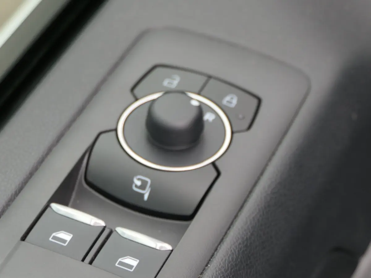 320 L1H1 Trend 71 kWh 218pk | Camera | LED | CarPlay/Android Auto | Stoel/Stuurverwarming | Bijrijdersbank | Voorruit Verwarming