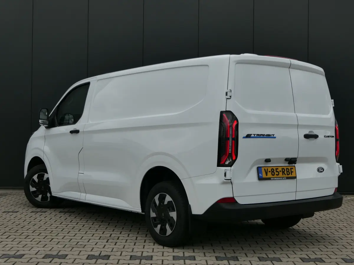 320 L1H1 Trend 71 kWh 218pk | Camera | LED | CarPlay/Android Auto | Stoel/Stuurverwarming | Bijrijdersbank | Voorruit Verwarming