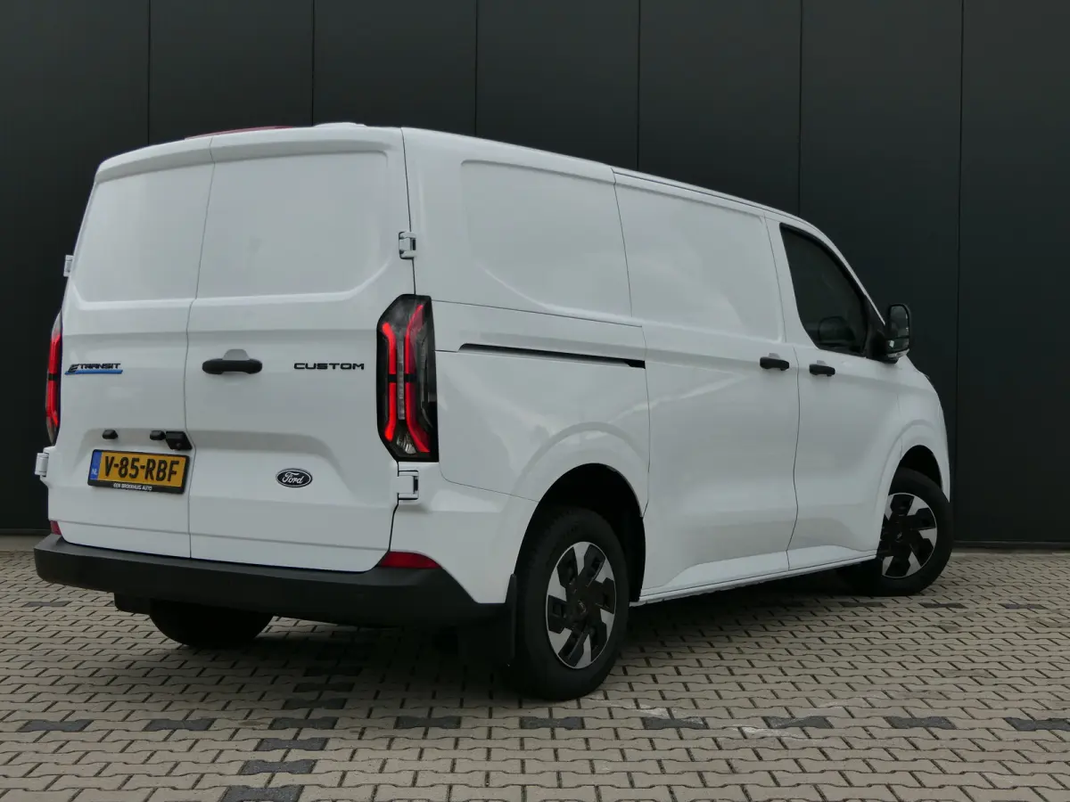 320 L1H1 Trend 71 kWh 218pk | Camera | LED | CarPlay/Android Auto | Stoel/Stuurverwarming | Bijrijdersbank | Voorruit Verwarming