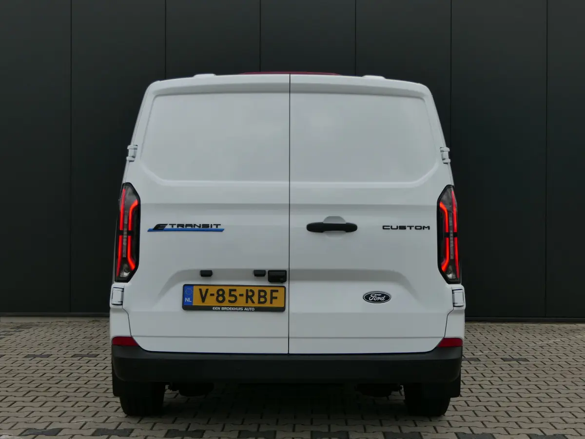 320 L1H1 Trend 71 kWh 218pk | Camera | LED | CarPlay/Android Auto | Stoel/Stuurverwarming | Bijrijdersbank | Voorruit Verwarming