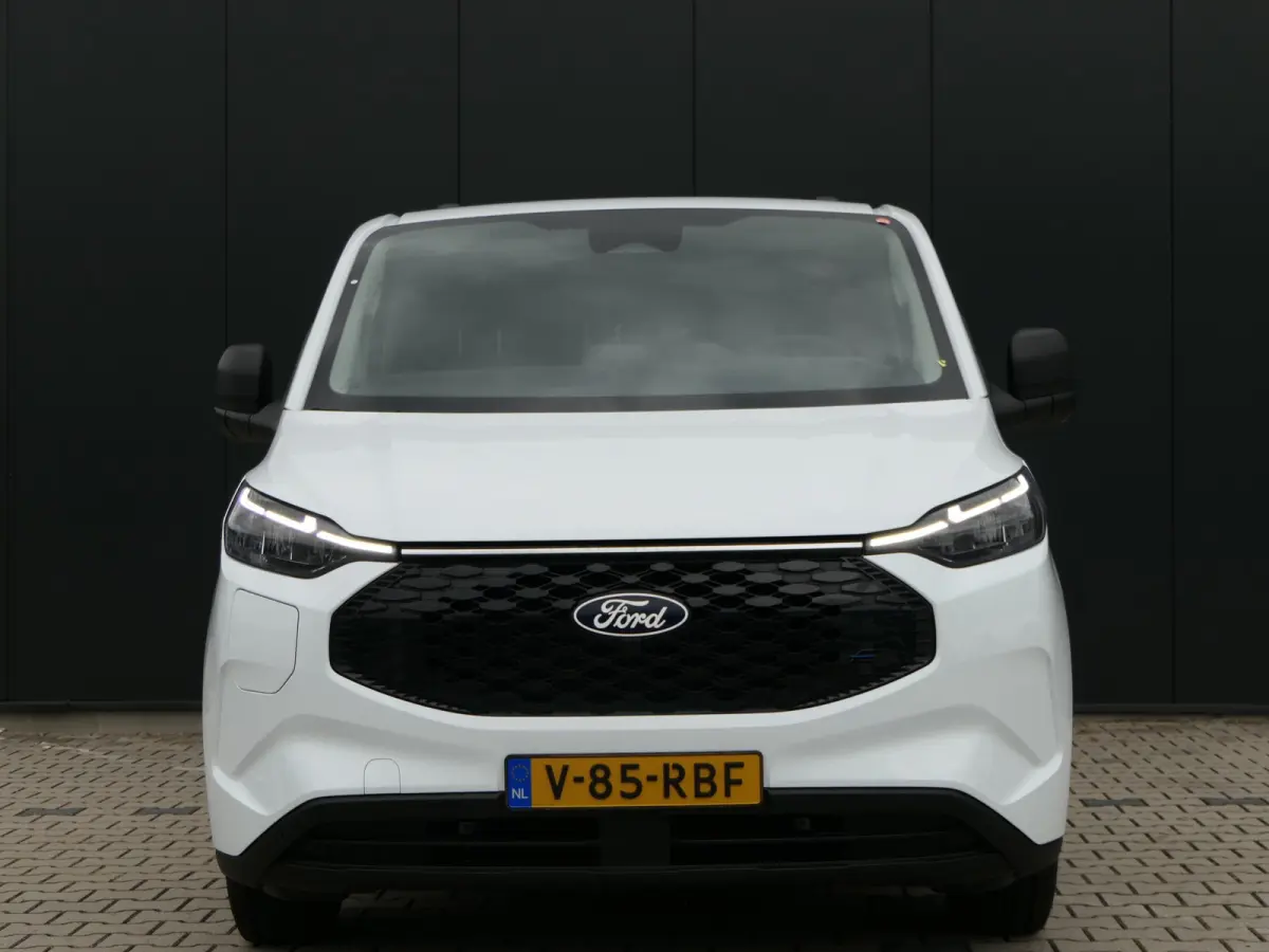 320 L1H1 Trend 71 kWh 218pk | Camera | LED | CarPlay/Android Auto | Stoel/Stuurverwarming | Bijrijdersbank | Voorruit Verwarming
