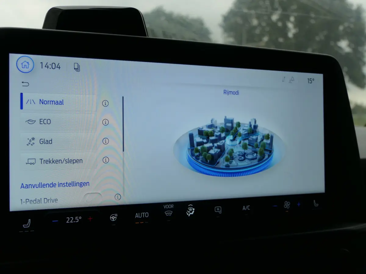 320 L1H1 Trend 71 kWh 218pk | Camera | LED | CarPlay/Android Auto | Stoel/Stuurverwarming | Bijrijdersbank | Voorruit Verwarming