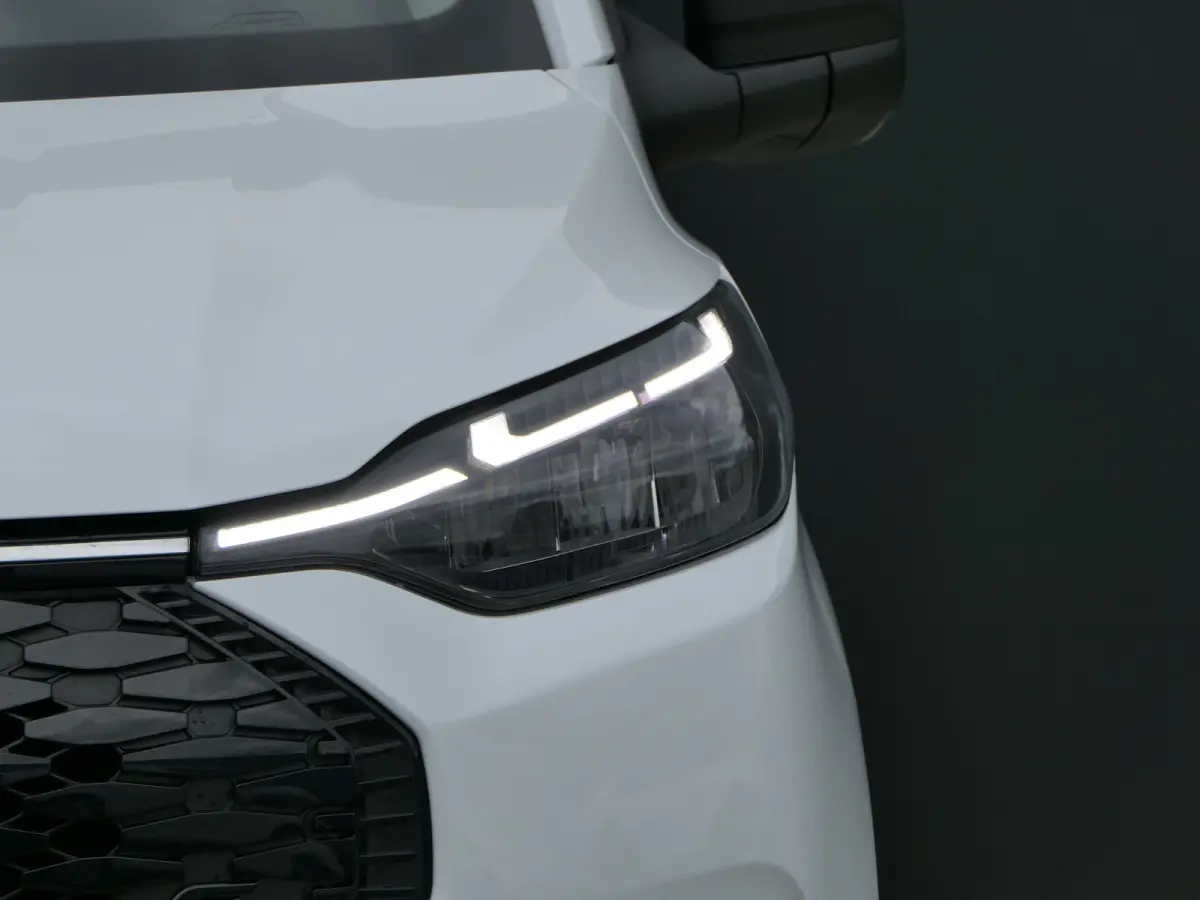 320 L1H1 Trend 71 kWh 218pk | Camera | LED | CarPlay/Android Auto | Stoel/Stuurverwarming | Bijrijdersbank | Voorruit Verwarming