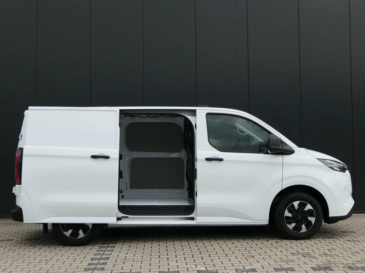 320 L1H1 Trend 71 kWh 218pk | Camera | LED | CarPlay/Android Auto | Stoel/Stuurverwarming | Bijrijdersbank | Voorruit Verwarming