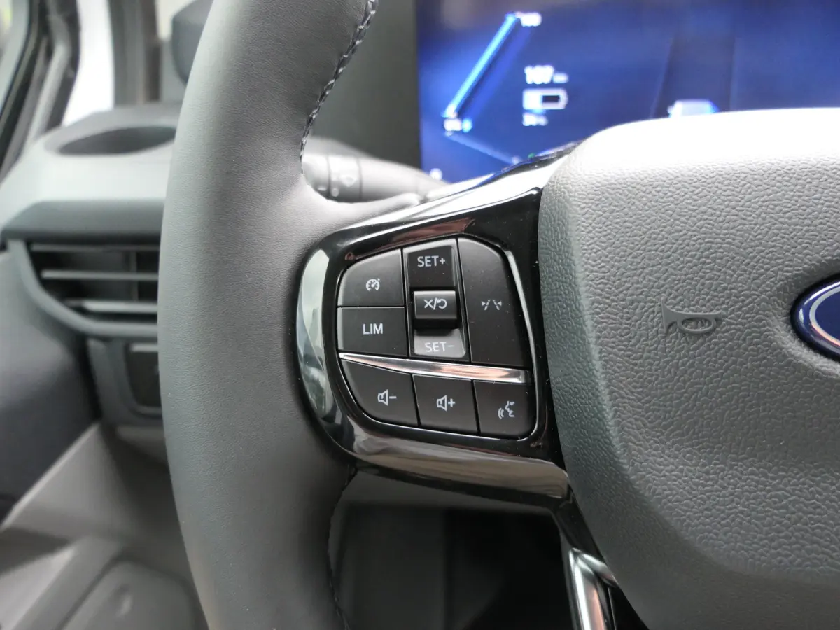 320 L1H1 Trend 71 kWh 218pk | Camera | LED | CarPlay/Android Auto | Stoel/Stuurverwarming | Bijrijdersbank | Voorruit Verwarming