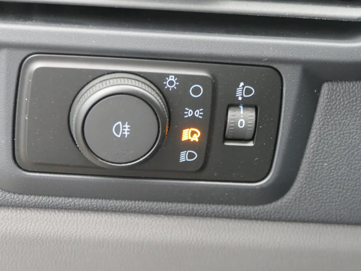 320 L1H1 Trend 71 kWh 218pk | Camera | LED | CarPlay/Android Auto | Stoel/Stuurverwarming | Bijrijdersbank | Voorruit Verwarming