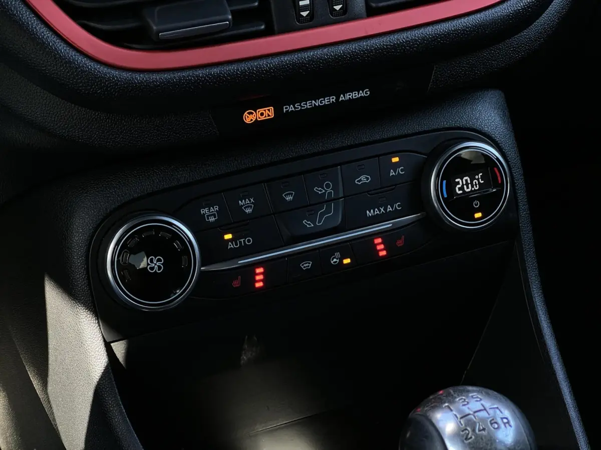 1.0 EcoBoost, ST-LINE, NAVIGATIE, CRUISE CONTROL, CLIMATE CONTROL, STOEL/STUURVERWARMING, KEYLESS, PDC, LED, LICHTMETAAL 17"