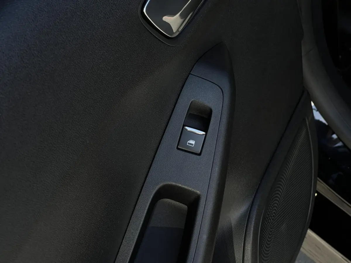 1.0 EcoBoost, ST-LINE, NAVIGATIE, CRUISE CONTROL, CLIMATE CONTROL, STOEL/STUURVERWARMING, KEYLESS, PDC, LED, LICHTMETAAL 17"