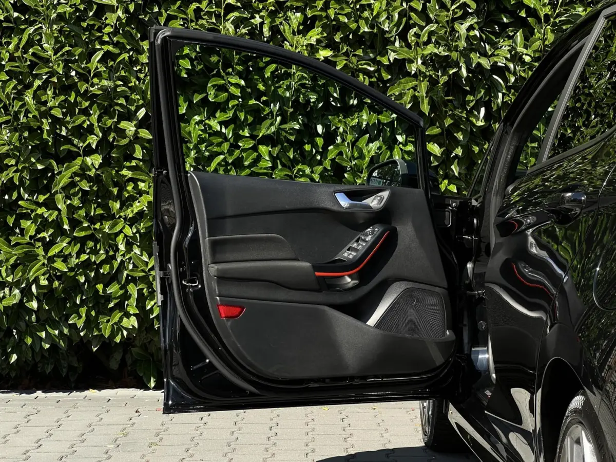 1.0 EcoBoost, ST-LINE, NAVIGATIE, CRUISE CONTROL, CLIMATE CONTROL, STOEL/STUURVERWARMING, KEYLESS, PDC, LED, LICHTMETAAL 17"
