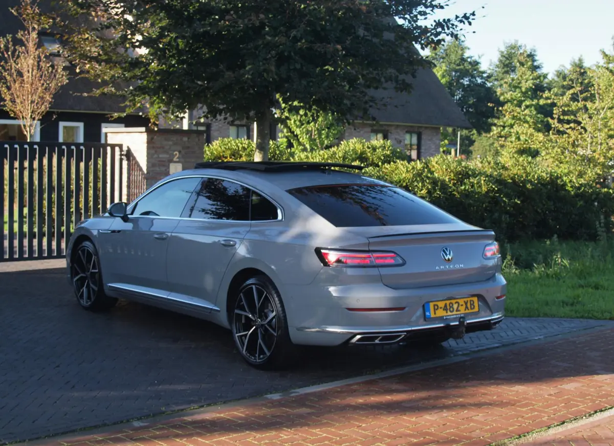 1.4 TSI eHybrid R-Line Business+ | Panoramadak | Trekhaak | Camera | Sfeerverlichting | Estoril R-Line 20 inch | NL-Auto |