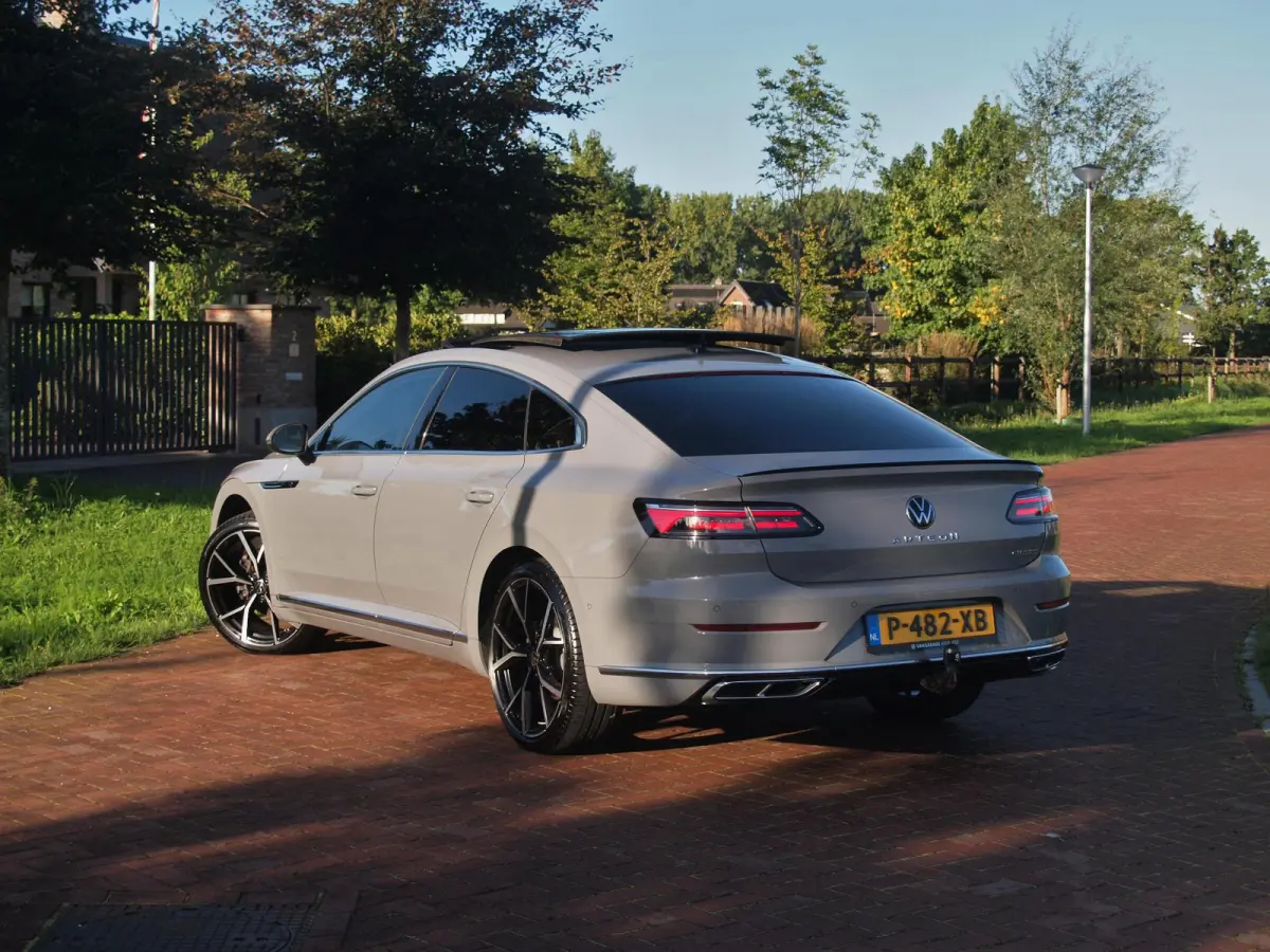 1.4 TSI eHybrid R-Line Business+ | Panoramadak | Trekhaak | Camera | Sfeerverlichting | Estoril R-Line 20 inch | NL-Auto |