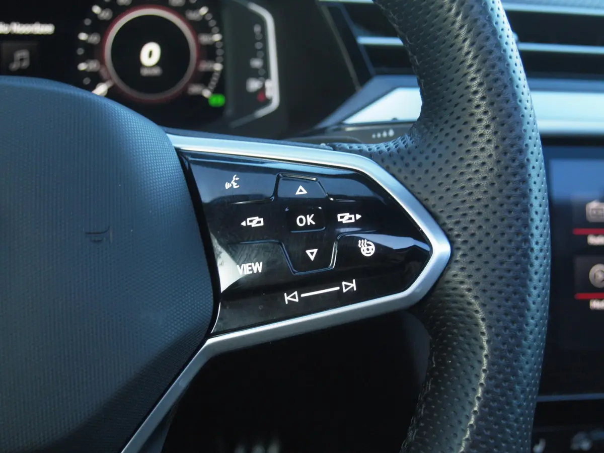 1.4 TSI eHybrid R-Line Business+ | Panoramadak | Trekhaak | Camera | Sfeerverlichting | Estoril R-Line 20 inch | NL-Auto |