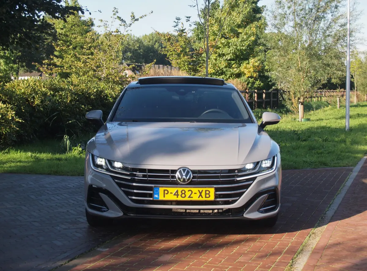1.4 TSI eHybrid R-Line Business+ | Panoramadak | Trekhaak | Camera | Sfeerverlichting | Estoril R-Line 20 inch | NL-Auto |