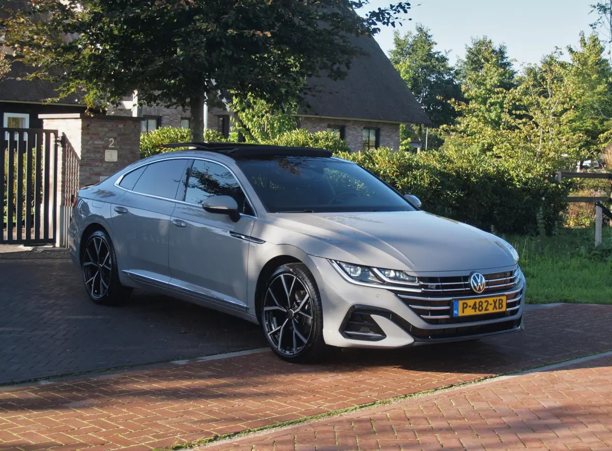 1.4 TSI eHybrid R-Line Business+ | Panoramadak | Trekhaak | Camera | Sfeerverlichting | Estoril R-Line 20 inch | NL-Auto |