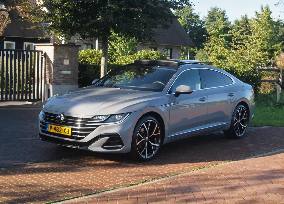 1.4 TSI eHybrid R-Line Business+ | Panoramadak | Trekhaak | Camera | Sfeerverlichting | Estoril R-Line 20 inch | NL-Auto |