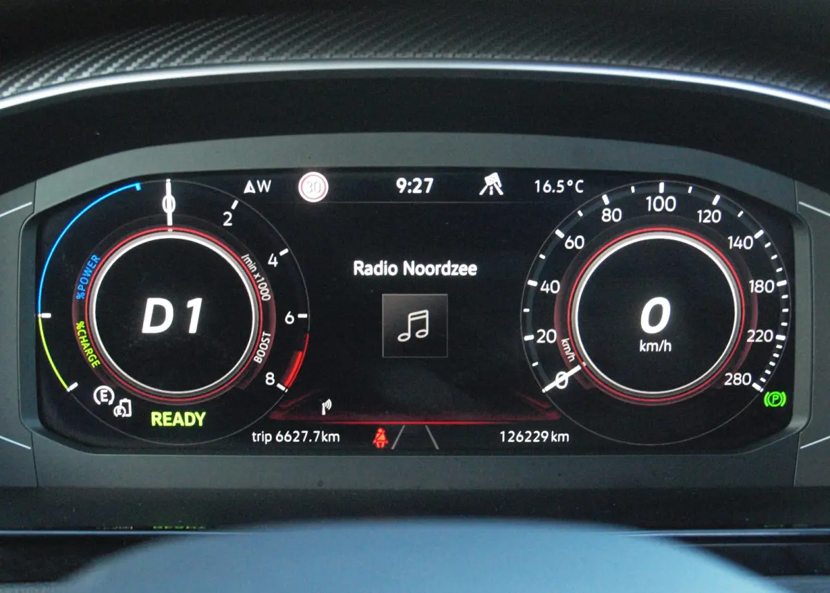 1.4 TSI eHybrid R-Line Business+ | Panoramadak | Trekhaak | Camera | Sfeerverlichting | Estoril R-Line 20 inch | NL-Auto |