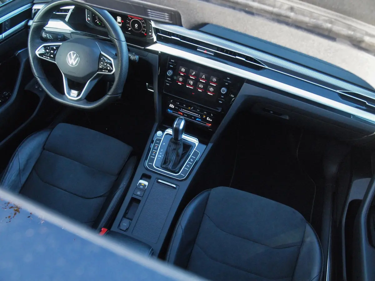 1.4 TSI eHybrid R-Line Business+ | Panoramadak | Trekhaak | Camera | Sfeerverlichting | Estoril R-Line 20 inch | NL-Auto |