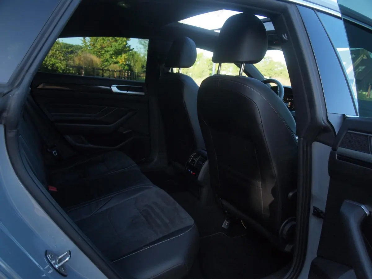 1.4 TSI eHybrid R-Line Business+ | Panoramadak | Trekhaak | Camera | Sfeerverlichting | Estoril R-Line 20 inch | NL-Auto |