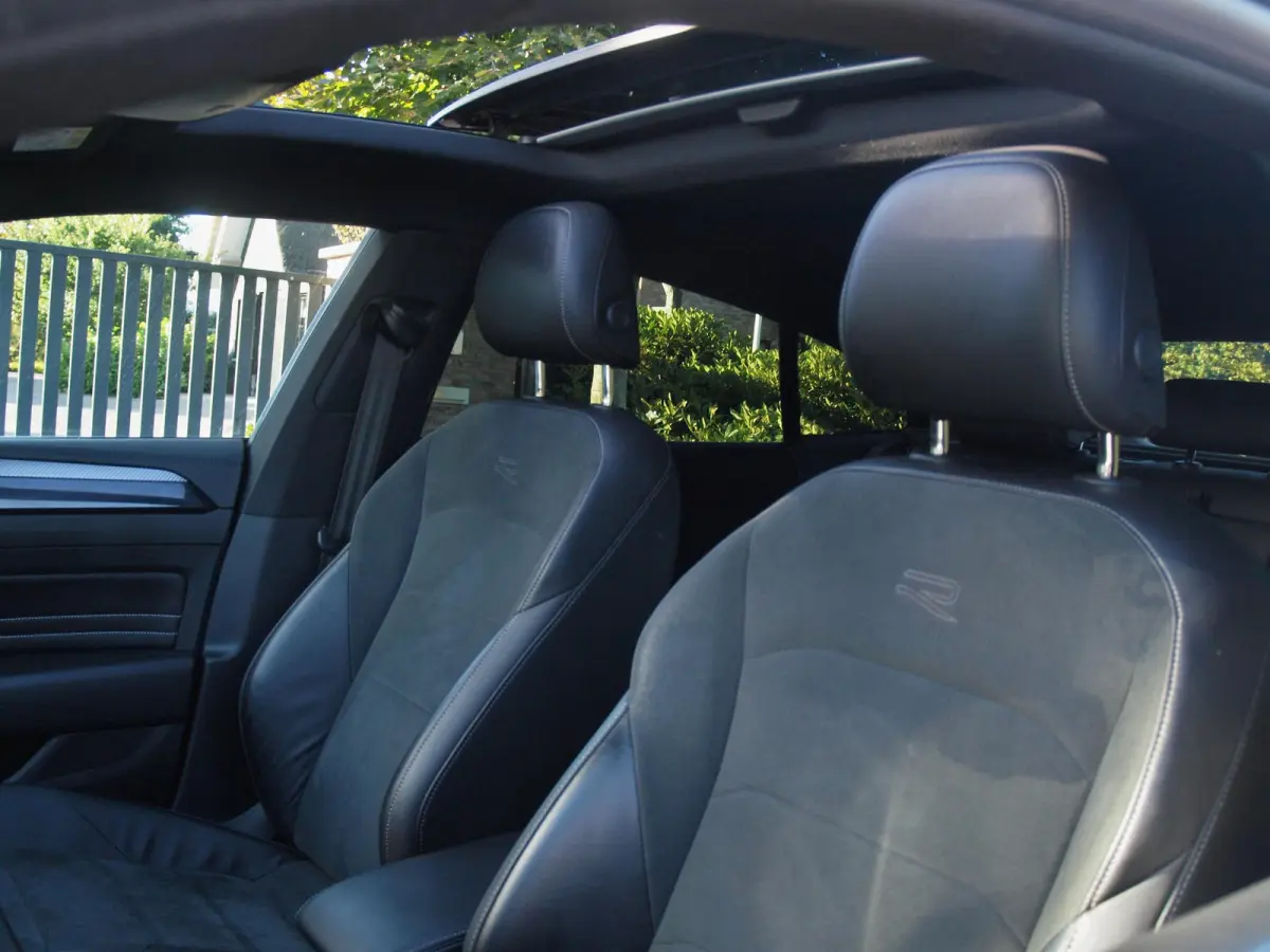 1.4 TSI eHybrid R-Line Business+ | Panoramadak | Trekhaak | Camera | Sfeerverlichting | Estoril R-Line 20 inch | NL-Auto |