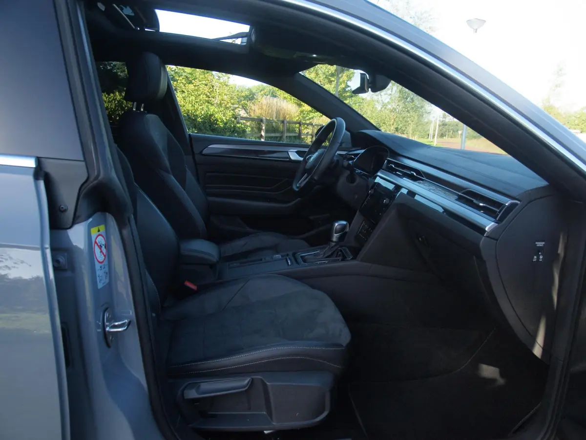 1.4 TSI eHybrid R-Line Business+ | Panoramadak | Trekhaak | Camera | Sfeerverlichting | Estoril R-Line 20 inch | NL-Auto |
