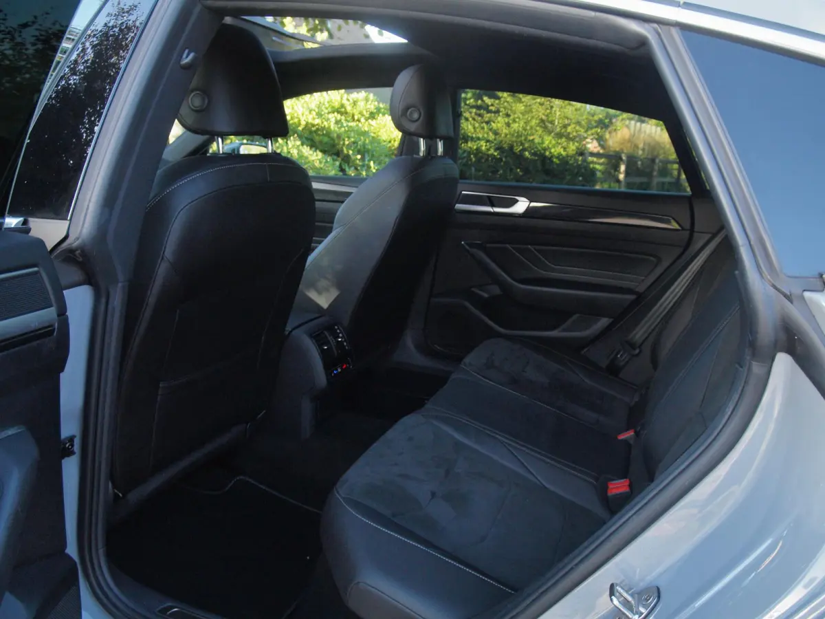 1.4 TSI eHybrid R-Line Business+ | Panoramadak | Trekhaak | Camera | Sfeerverlichting | Estoril R-Line 20 inch | NL-Auto |