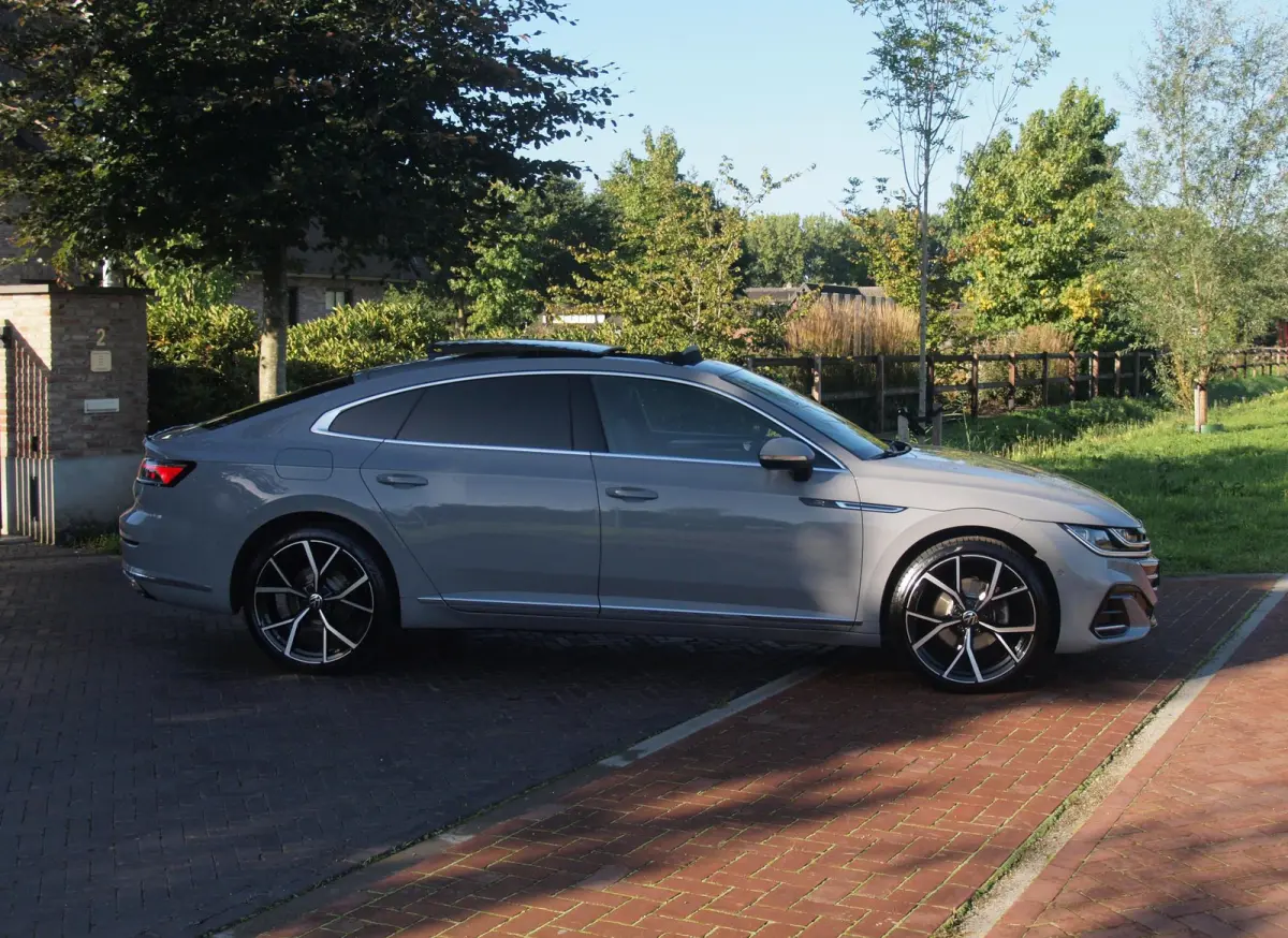 1.4 TSI eHybrid R-Line Business+ | Panoramadak | Trekhaak | Camera | Sfeerverlichting | Estoril R-Line 20 inch | NL-Auto |