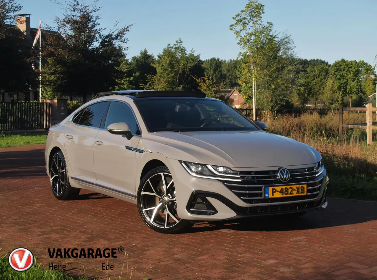 1.4 TSI eHybrid R-Line Business+ | Panoramadak | Trekhaak | Camera | Sfeerverlichting | Estoril R-Line 20 inch | NL-Auto |
