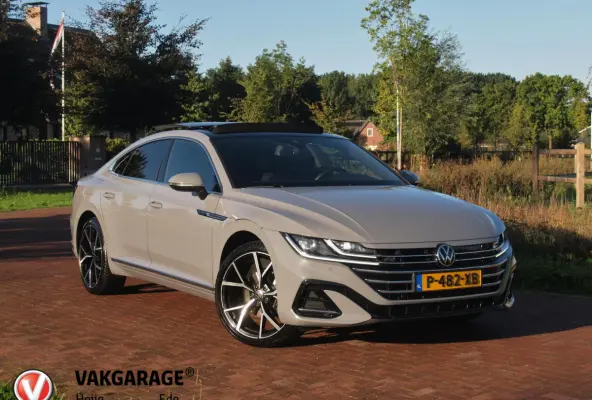 1.4 TSI eHybrid R-Line Business+ | Panoramadak | Trekhaak | Camera | Sfeerverlichting | Estoril R-Line 20 inch | NL-Auto |